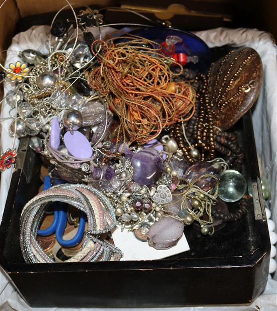 A quantity of assorted costume jewellery.